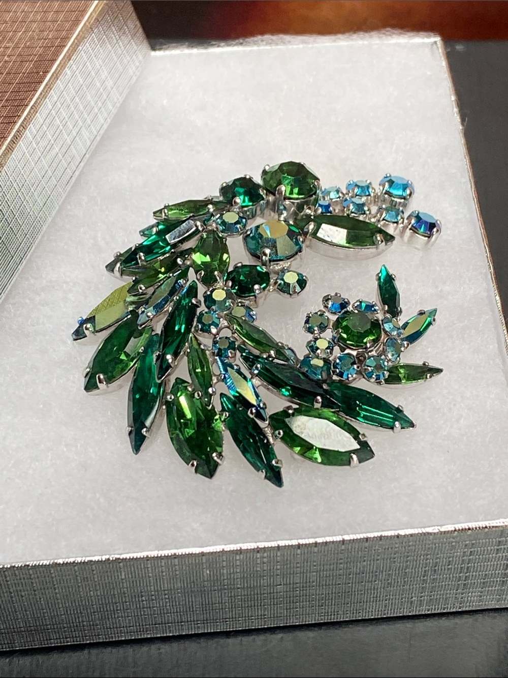 🍇  Emerald Green Crystal Brooch Jewelry Pin by Gustave Sherman 1960’s